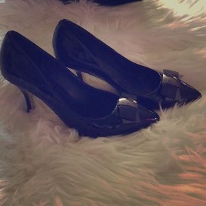 Black patent leather kitten heels 👠